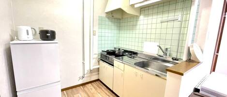 Frigorífico, microondas, placa de cocina y utensilios de cocina