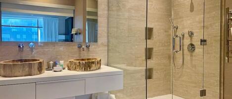 Bathtub, bidet