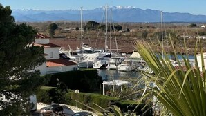 A marina with boats docked, surrounded by mountains and a clear sky. - Lovely flat with beautiful views AV-32 (Roses)