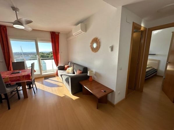 TV - Lovely flat with beautiful views AV-32 (Roses)