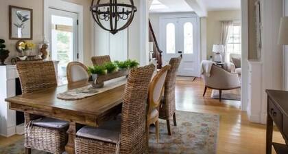 The Farmhouse Downtown Mystic~Walk to Seaport, Shops and Restaurants