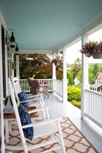 The Farmhouse Downtown Mystic~Walk to Seaport, Shops and Restaurants