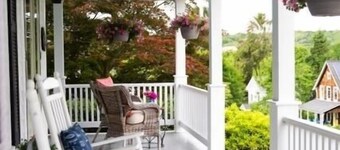 The Farmhouse Downtown Mystic~Walk to Seaport, Shops and Restaurants