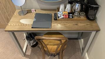 Työpöytä, silitysrauta/-lauta, ilmainen Wi-Fi, vuodevaatteet