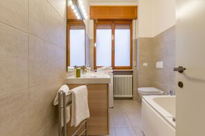 Comfort-Apartment | Badezimmer | Kostenlose Toilettenartikel, Haartrockner, Bidet, Handtücher