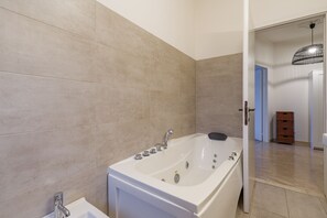 Comfort-Apartment | Badezimmer | Kostenlose Toilettenartikel, Haartrockner, Bidet, Handtücher