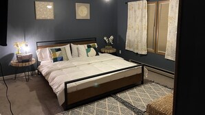 A bedroom with a bed, bedside tables, a ceiling fan, and a window with curtains. - IML -NearJim Thorpe-Pets Allowed🐕‍🦺 Free, Sleeps10 (Albrigthsville)
