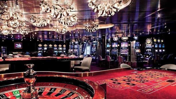 A casino with a roulette table, slot machines, and a bar area. - IML -NearJim Thorpe-Pets Allowed🐕‍🦺 Free, Sleeps10 (Albrigthsville)