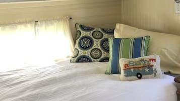 1 bedroom, bed sheets