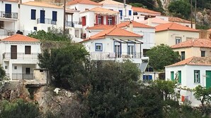 A coastal village with terracotta-roofed buildings, some with balconies, and lush greenery. - Dandy Villas Velanidia Sailor's House - Private Maisonette - Sea View (Velanidia)