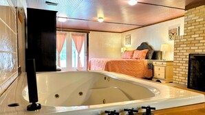 1 bedroom, free WiFi, bed sheets - Romantic Suite 500 sq ft. of privacy (Mount Pleasant)