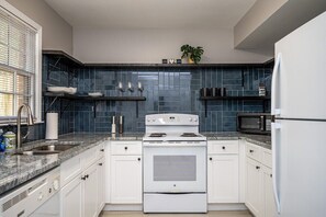 ثلاجة، ميكروويف، فرن، موقد طهي مسطح