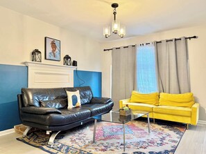 TV, offices - 2 Bed 2.5 Bath Townhome in Norcross (Gwinnett County) (Norcross)