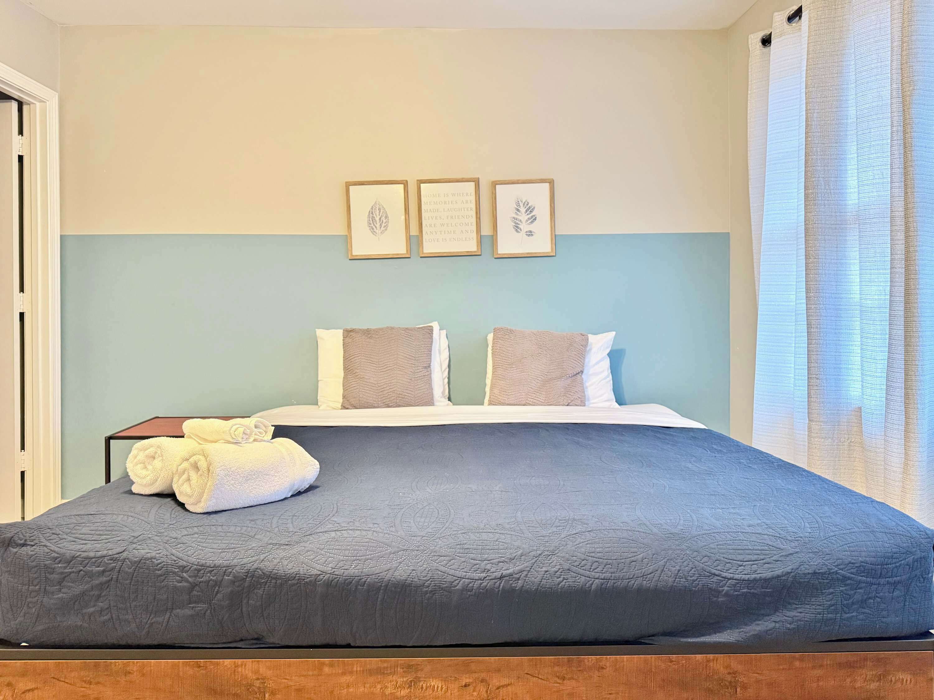 4 slaapkamers, een bureau, een strijkplank/strijkijzer, wifi