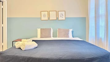 4 slaapkamers, een bureau, een strijkplank/strijkijzer, wifi