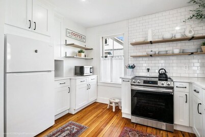 Beautiful, spacious retreat in buzzing downtown Newport! 
