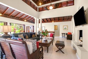 TV - Hospitality Expert HALF HILL: Pool, Beach & Chef (Montego Bay)