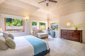 4 habitaciones, escritorio y tabla de planchar con plancha