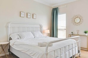 2 slaapkamers, een bureau, een strijkplank/strijkijzer, wifi