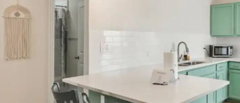 Réfrigérateur, micro-ondes, four, plaque de cuisson