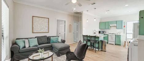 Televisión, chimenea y oficina