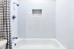 Badewanne, Haartrockner, Handtücher