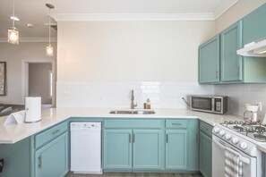 Een koelkast, een magnetron, een oven, een kookplaat