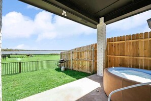 Outdoor spa tub - Lakeview 2BR/1B Guest Home with Hot Tub (Rowlett)