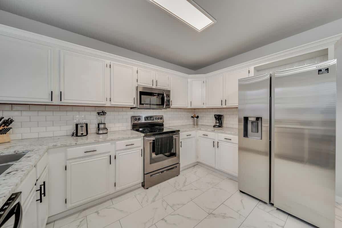 冷蔵庫、電子レンジ、オーブン、コンロ