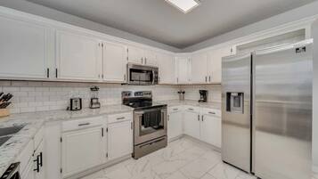 冷蔵庫、電子レンジ、オーブン、コンロ