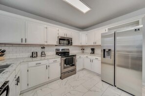 Fridge, microwave, oven, stovetop - Spacious 5BR/2.5B Home with Pool (Grand Prairie)