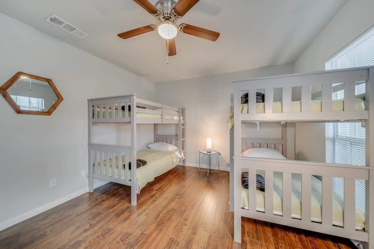 5 bedrooms, desk, iron/ironing board, WiFi