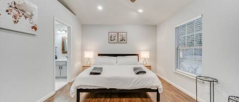 5 habitaciones, escritorio, tabla de planchar con plancha y wifi