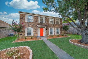 Exterior - Spacious 5BR/2.5B Home with Pool (Grand Prairie)