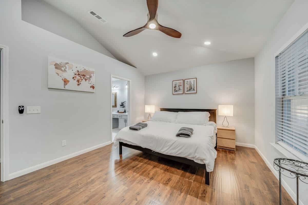 5 bedrooms, desk, iron/ironing board, WiFi