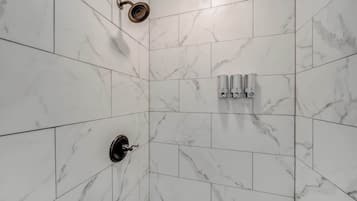 Badewanne, Haartrockner, Handtücher, Shampoo