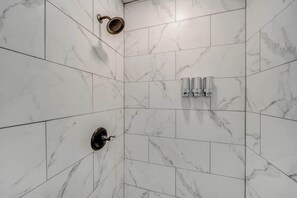 Baignoire, séchoir à cheveux, serviettes fournies, shampooing