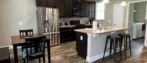 Kjøleskap, mikrobølgeovn, ovn og kokeplater