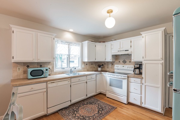 Een koelkast, een microgolfoven, een oven, een kookplaat