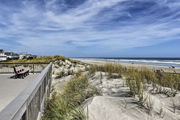 Ubicación cercana a la playa y tumbonas