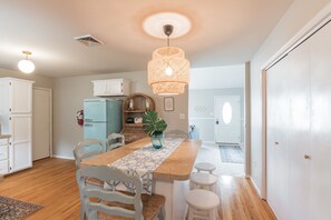 Dining - Spacious ranch 65” 4K tv deck, grill, fire pit fenced yd , office,  baby gear (Cape May Court House)