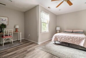 3 Schlafzimmer, Schreibtisch, Bügeleisen/Bügelbrett, Reisekinderbett