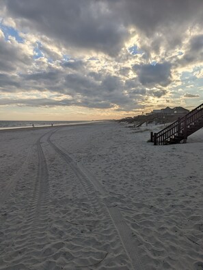 Plage à proximité, chaises longues, serviettes de plage
