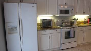 KylskÄp, mikrovÄgsugn, ugn och spishÀll