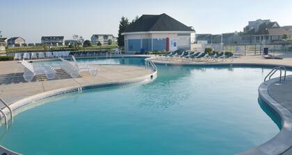 Private home in resort community 3 miles from Bethany. Golf cart included!