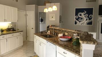 KylskÄp, mikrovÄgsugn, ugn och spishÀll