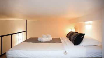 Planxa i posts de planxar, wifi i roba de llit