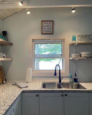 Fridge, microwave, oven, stovetop - Sun on the Brow Cottages 🛶 Breezy Cottage  (Elgin)