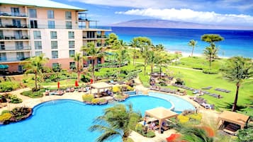 Een buitenzwembad en een verwarmd zwembad