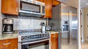 Réfrigérateur, four à micro-ondes, un four, surface de cuisson